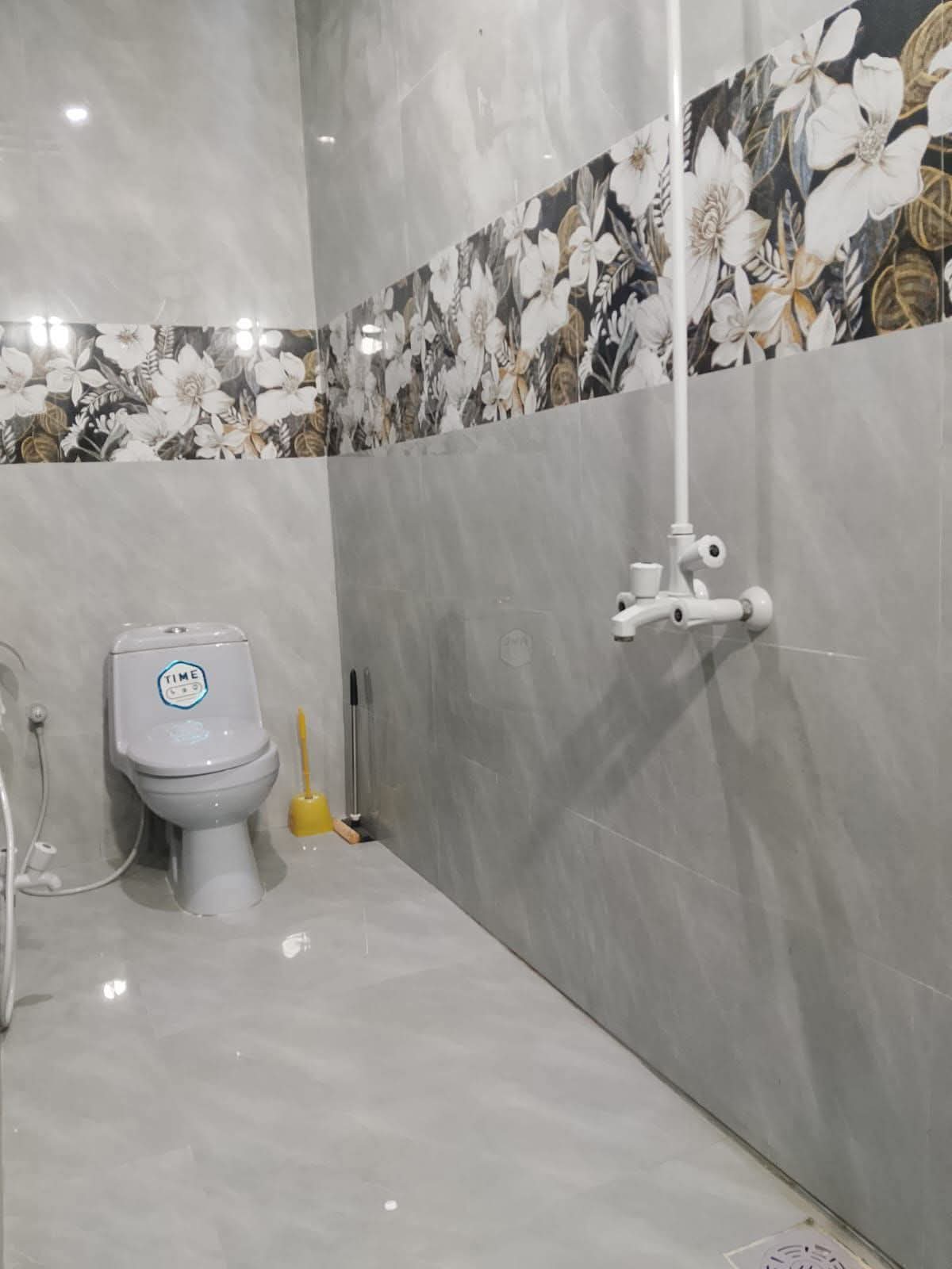 Brand portion for rent photo 3