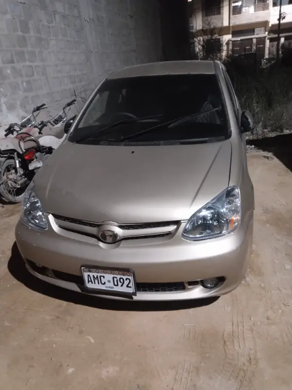 Toyota Platz photo 2