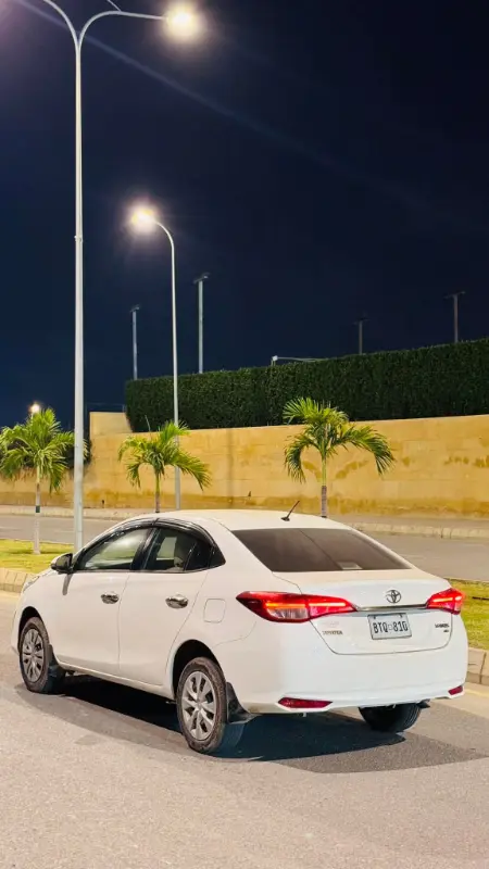 Tiyota yaris Gli 1.3 Manual 2021 model photo 3