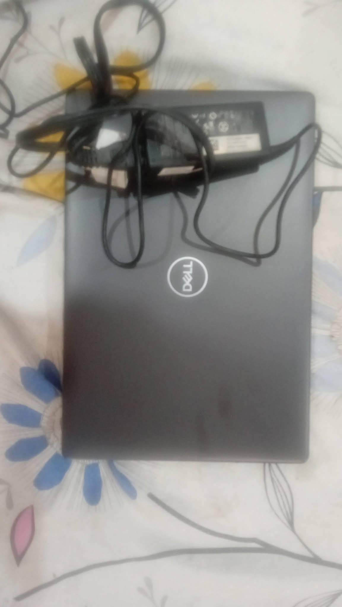 Looking backward to sale below latitude 5400 i5 8th Gen photo 4